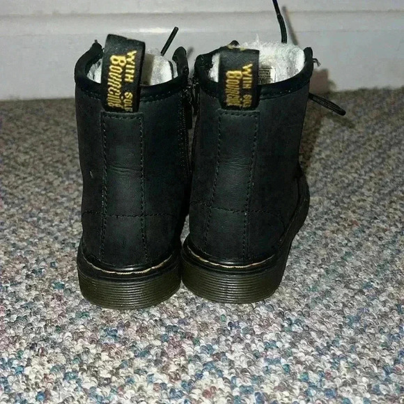 Kids Dr Martens with fuzzy liner size 9 - Picture 4 of 6